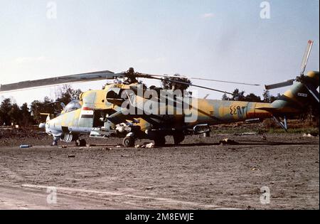 Un elicottero MIL mi-24 iracheno catturato si trova in un accampamento della Divisione Airborne 82nd durante l'operazione Desert Storm. Soggetto operativo/Serie: DESERT STORM Paese: Arabia Saudita (SAU) Foto Stock
