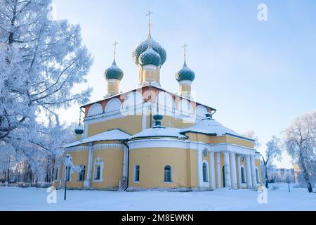 Antica Cattedrale della Trasfigurazione (1713) in una gelida mattinata di gennaio. Uglich, regione di Yaroslavl. Anello d'oro della Russia Foto Stock