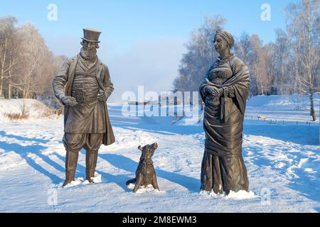 UGLICH, RUSSIA - 07 GENNAIO 2023: Monumento ai cittadini e cane Serko primo piano su una gelida mattina di gennaio. Uglich, regione di Yaroslavl. Anello d'oro di R. Foto Stock