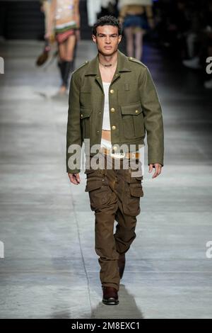 Milano, Italia. 13th Jan, 2023. Milano, settimana della moda di Milano, autunno inverno 2023/2024. Milano, moda uomo, autunno inverno 2023/2024. Dsquared2 passerella sfilata di moda nella foto: Model Credit: Independent Photo Agency/Alamy Live News Foto Stock