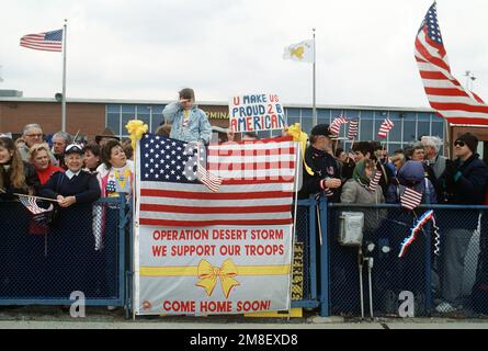 Una folla attende l'arrivo di ex prigionieri di guerra che sono stati liberati dalla prigionia in Iraq durante l'operazione Desert Storm. Subject Operation/Series: DESERT STORM base: Andrews Air Force base Stato: Maryland(MD) Paese: Stati Uniti d'America (USA) Foto Stock