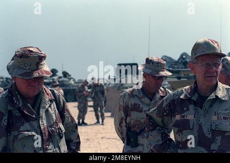 MAJ. GEN. William M. Keys, a sinistra, comandante generale, 2nd Divisione Marina, guida ADM. Leon A. Edney, comandante in capo, Stati Uniti Atlantic Command, attraverso una mostra di attrezzature catturate irachene dopo l'operazione Desert Storm. Subject Operation/Series: DESERTO TEMPESTA Nazione: Kuwait(KWT) Foto Stock