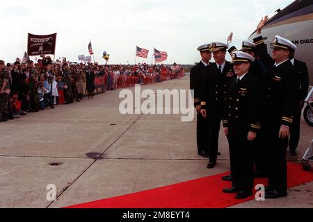 Posteriore ADM. Paul W. Parcells, secondo da sinistra, comandante, Tactical Wings, Atlantic, Supporti con LT. Robert Wetzel, LT. Jeffrey Zaun, secondo da destra, e LT. Lawrence Slade, a destra, come si agita alla folla riunita per una cerimonia per onorare i tre ex prigionieri di guerra (POW). I tre luogotenenti ed erano stati abbattuti durante l'operazione Desert Storm ed erano fra il primo gruppo di dieci POW di coalizione liberati dall'Iraq il 4th marzo. Subject Operation/Series: DESERT STORM base: Naval Air Station, Oceana state: Virginia(VA) Paese: Stati Uniti d'America (USA) Foto Stock