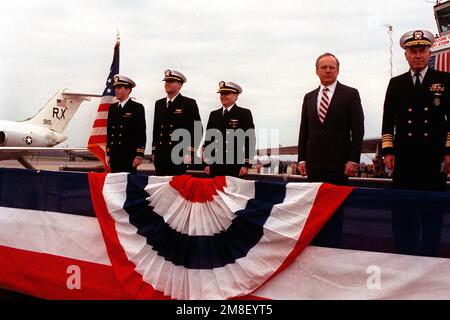 LT. Robert Wetzel, a sinistra, LT. Lawrence Slade, secondo da sinistra, e LT. Jeffrey Zaun è all'attenzione durante una cerimonia in loro onore. I tre ufficiali erano stati detenuti dall'Iraq dopo essere stati abbattuti durante l'operazione Desert Storm ed erano tra i primi dieci prigionieri di coalizione rilasciati il 4th marzo. In piedi sulla piattaforma con loro sono il Segretario della Marina H. Lawrence Garrett III, secondo da destra, e IL CAPO delle operazioni Navali ADM. Frank B. Kelso II, a destra. Soggetto operativo/Serie: DESERT STORM base: Naval Air Station, Oceana Stato: Virginia(VA) Paese: Stati Uniti d'America Foto Stock