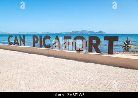 Lungomare con scritta Can Picafort, scultura di Joan Bennassar sul retro, Can Picafort, Maiorca, Spagna Foto Stock