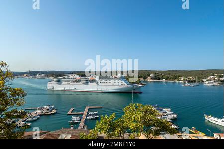 Barche e traghetti al porto di Mahon, Port de Mao, Minorca, Isole Baleari, Isole Baleari, Mar Mediterraneo, Spagna Foto Stock