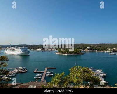 Barche e traghetti al porto di Mahon, Port de Mao, Minorca, Isole Baleari, Isole Baleari, Mar Mediterraneo, Spagna Foto Stock