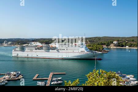 Barche e traghetti al porto di Mahon, Port de Mao, Minorca, Isole Baleari, Isole Baleari, Mar Mediterraneo, Spagna Foto Stock