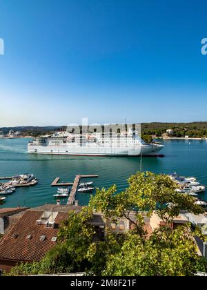 Barche e traghetti al porto di Mahon, Port de Mao, Minorca, Isole Baleari, Isole Baleari, Mar Mediterraneo, Spagna Foto Stock