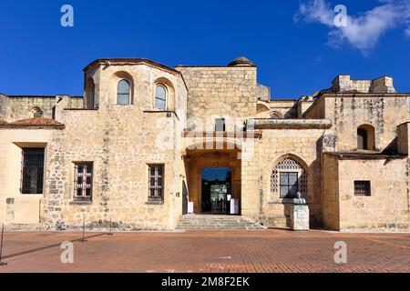 Ingresso laterale della Basilica Cattedrale di Santa Maria la Menor, 1512, patrimonio dell'umanità dell'UNESCO, zona coloniale, Santo Domingo, Repubblica Dominicana Foto Stock