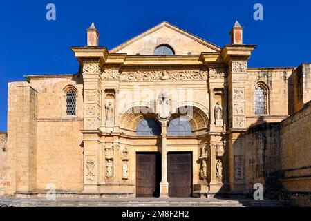 Ingresso principale della Basilica Cattedrale di Santa Maria la Menor, 1512, patrimonio dell'umanità dell'UNESCO, zona coloniale, Santo Domingo, Repubblica Dominicana Foto Stock