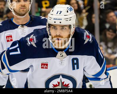 Pittsburgh, Stati Uniti. 13th Jan, 2023. Winnipeg Jets Center Adam Lowry (17) durante il terzo periodo del Winnipeg Jets 4-1 vince contro i Pinguini di Pittsburgh alla PPG Paints Arena di Pittsburgh venerdì 13 gennaio 2023. Foto di Archie Carpenter/UPI Credit: UPI/Alamy Live News Foto Stock