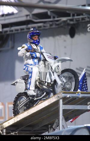 Motocicletta Daredevil 'Kaptain' Robbie Knievel salta sei velivoli militari d'epoca in cima alla USS Intrepid 31 luglio 2004 a New York City. Foto Stock