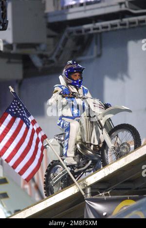 Motocicletta Daredevil 'Kaptain' Robbie Knievel salta sei velivoli militari d'epoca in cima alla USS Intrepid 31 luglio 2004 a New York City. Foto Stock