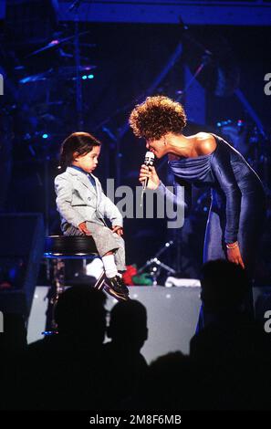 Il cantante Whitney Houston si esibisce durante un concerto televisivo HBO in onore degli uomini e delle donne di servizio che hanno partecipato all'operazione Desert Storm. Soggetto operativo/Serie: DESERT STORM base: Naval Air Station, Norfolk Stato: Virginia (VA) Paese: Stati Uniti d'America (USA) Foto Stock