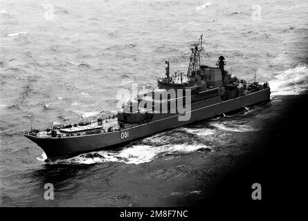 Una vista di prua del porto di una nave da sbarco cisterna di classe Ropucha sovietica in corso. Paese: Oceano Pacifico (POC) Foto Stock