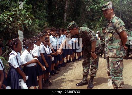 GEN Colin Powell, presidente, capi di STATO e di Stato maggiore, saluta i bambini delle scuole panamaniane a Nombre de Dios. Powell è in visita a Panama durante l'esercizio Fuertes Caminos '91. Subject Operation/Series: FUERTES CAMINOS '91 Nazione: Panama(PAN) Foto Stock