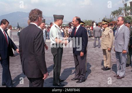 Il presidente Alfredo Cristiana, presidente di El Salvador, saluta GEN Colin Powell, presidente, capi DI STATO maggiore, all'arrivo di Powell per una visita di stato durante l'esercizio Fuertes Caminos '91. Subject Operation/Series: FUERTES CAMINOS '91 Country: El Salvador(SLV) Foto Stock