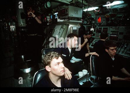 I membri dell'equipaggio controllano le apparecchiature nella sala di controllo a bordo del sottomarino d'attacco nucleare USS PARGO (SSN-650). Paese: Sconosciuto Foto Stock