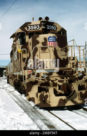 Una locomotiva SD40-2 soprannominata "Desert Victory" indossa uno schema di pittura mimetizzazione in onore dei dipendenti della Union Pacific Railroad che funge da personale militare degli Stati Uniti in Operations Desert Shield/Desert Storm. Subject Operation/Series: DESERT STORMDESERT SHIELD base: Cheyenne Stato: Wyoming(WY) Paese: Stati Uniti d'America (USA) Foto Stock