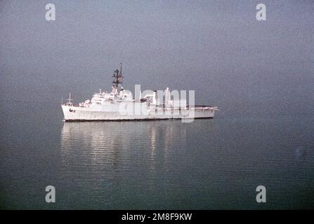 Una vista di prua del porto della nave di comando USS LASALLE (AGF-3), centro di comando per tutte le unità di contromisure minerarie, nel golfo durante l'operazione Desert Storm. Soggetto operativo/Serie: DESERT STORM Paese: Sconosciuto Foto Stock