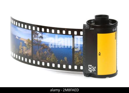 Cartuccia di pellicola fotografica da 35 mm isolata su sfondo bianco Foto Stock