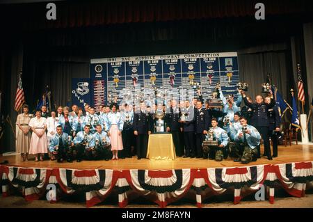 I membri dello squadrone vincitore, la 341st Strategic Missile Wing (341st SMW) della Malmstrom Air Force base, Montana, espongono i loro Tropi Blanchard dopo la cerimonia di premiazione alla fine del 1991 Strategic Air Command Missile Combat Competition, Olympic Arena '91. La squadra 341SMW, chiamata High Plains Warriors, diventa la prima squadra, chiamata High Plains Warriors, diventa la prima squadra nella storia di 24 anni dell'Olympic Arena a vincere il Blanchard Trophy due anni di seguito. Base: Vandenberg Air Force base Stato: California(CA) Paese: Stati Uniti d'America (USA) Foto Stock