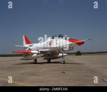 Una vista frontale destra di un velivolo TA-4J Skyhawk. Il deposito sta terminando il suo programma A-4 Standard Depot Level Maintenance (SLDM), con il programma spostato alla Naval Air Rework Facility, Cherry Point, North Carolina. Base: Naval Air Station, Pensacola Stato: Florida (FL) Paese: Stati Uniti d'America (USA) Foto Stock