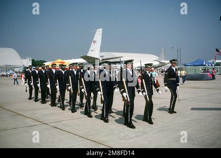Gli Stati Uniti Il Team di perforazione della Guardia d'onore dell'Aeronautica militare si reca in volo prima delle cerimonie di apertura presso la Casa aperta del Dipartimento della Difesa del 1991. Base: Andrews Air Force base Stato: Maryland (MD) Paese: Stati Uniti d'America (USA) Foto Stock