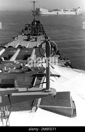 Una vista di sei delle pistole Mark 7 16-inch/50-calibro sulla prua della nave da guerra USS MISSOURI (BB-63), ancorata in primo piano, e la nave ospedale USNS MERCY (T-AH-19), ancorata nelle vicinanze. Le navi vengono dispiegate nell'area durante l'operazione Desert Storm. Soggetto operativo/Serie: DESERT STORM Paese: Sconosciuto Foto Stock