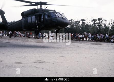 Un elicottero UH Black Hawk decollare dopo aver consegnato le forniture come parte dell'operazione Sea Angel, uno sforzo militare degli Stati Uniti per aiutare le vittime di un ciclone che ha colpito la zona il 30th aprile. Subject Operation/Series: SEA ANGEL Nazione: Bangladesh(BGD) Foto Stock