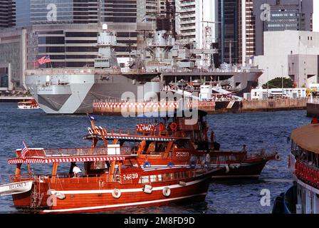 Una vista laterale a dritta della nave di comando anfibia USS BLUE RIDGE (LCC-19) ormeggiata presso la centrale navale britannica HMS Tamar. La CRESTA BLU sta facendo una chiamata del porto lungo il tragitto verso il porto di casa presso la stazione navale di Yokosuka, Giappone, a seguito dello spiegamento nel Golfo Persico durante le operazioni Desert Shield/Desert Storm. Soggetto operativo/Serie: DESERT SHIELD DESERT STORM Paese: Hong Kong (HKG) Foto Stock