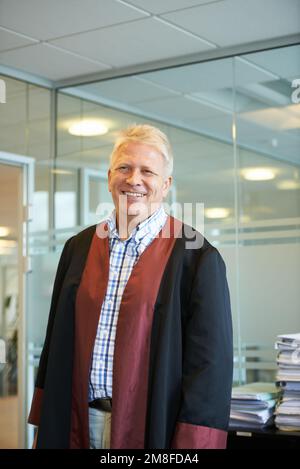 L'educazione è la sua passione. Ritratto di un professore anziano che indossa la sua veste accademica sul posto di lavoro. Foto Stock