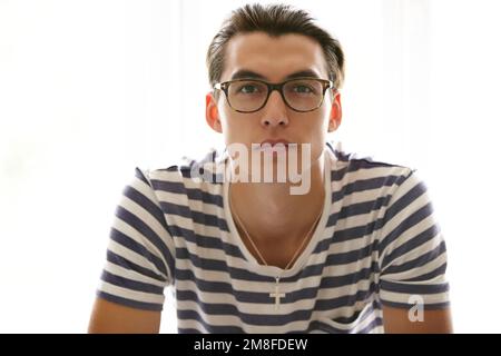 Intelletto moderno. Giovane ragazzo dall'aspetto intenso che indossa occhiali. Foto Stock
