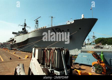 Una vista a dritta della nave di comando anfibia USS BLUE RIDGE (LCC-19) ormeggiata ad un molo dopo il suo ritorno al porto di casa. La CRESTA BLU è appena tornata dallo schieramento nel Golfo Persico durante le operazioni Desert Shield/Desert Storm. Subject Operation/Series: DESERT SHIELD DESERT STORM base: Naval Station, Yokosuka Paese: Giappone (JPN) Foto Stock