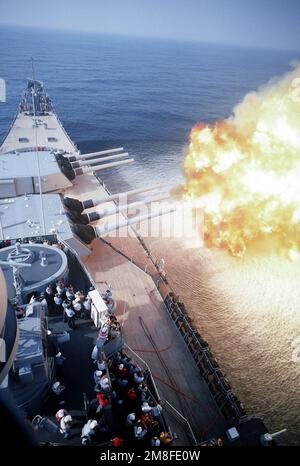 La nave da guerra USS WISCONSIN (BB-64) spara uno dei suoi cannoni Mark 7 16 pollici calibro 50 della torretta n. 2 durante il corso. Si tratta dell'ultimo sparo di armi della nave prima della sua disattivazione. Paese: Oceano Atlantico (AOC) Foto Stock