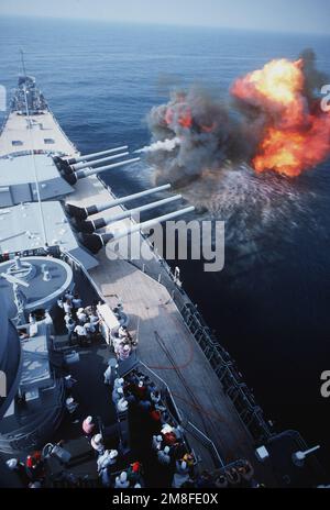 La nave da guerra USS WISCONSIN (BB-64) spara uno dei suoi cannoni Mark 7 16 pollici calibro 50 della torretta n. 1 durante il corso. Si tratta dell'ultimo sparo di armi della nave prima della sua disattivazione. Paese: Oceano Atlantico (AOC) Foto Stock