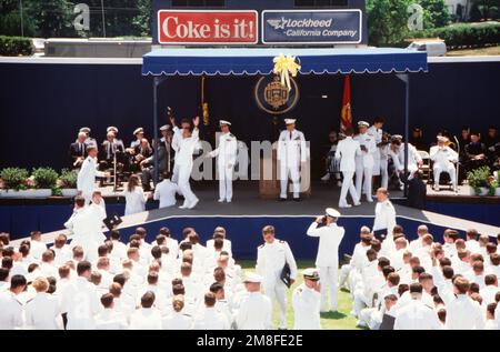 GEN H. Norman Schwarzkopf, centro, comandante in capo, Stati Uniti Il comando centrale sorride come membro della Classe di 1991 dell'Accademia Navale alza le braccia in esultazione dopo aver ricevuto il diploma durante la cerimonia di laurea e commissioning dell'Accademia al Navy-Marine Corps Stadium. Quasi 20.000 ospiti hanno partecipato alla cerimonia, durante la quale si sono laureati 937 ostetrica. Base: US Naval Academy, Annapolis Stato: Maryland(MD) Paese: Stati Uniti d'America (USA) Foto Stock