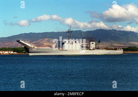 La nave da sbarco USS BARBOUR COUNTY (LST-1195) parte dalla stazione navale dopo una visita. La contea di Barbour è sulla strada per la stazione navale di San Diego, California, dopo aver prestato servizio nella regione del Golfo Persico durante l'operazione Desert Storm. Soggetto operativo/Serie: DESERT STORM base: Naval Station, Pearl Harbor Stato: Hawaii(HI) Paese: Stati Uniti d'America (USA) Foto Stock