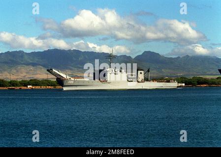 La nave da sbarco USS BARBOUR COUNTY (LST-1195) parte dalla stazione navale dopo una visita. La CONTEA DI BARBOUR è sulla strada per la stazione navale di San Diego, California, dopo aver servito nella regione del Golfo Persico durante la tempesta del deserto di Opoeration. Soggetto operativo/Serie: DESERT STORM base: Naval Station, Pearl Harbor Stato: Hawaii(HI) Paese: Stati Uniti d'America (USA) Foto Stock