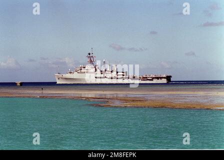 Una vista del faro della terza nave ammiraglia della flotta USS CORONADO (AGF-11) con partenza da Pearl Harbor attraverso il canale. Stato: Hawaii(HI) Paese: Stati Uniti d'America (USA) Foto Stock