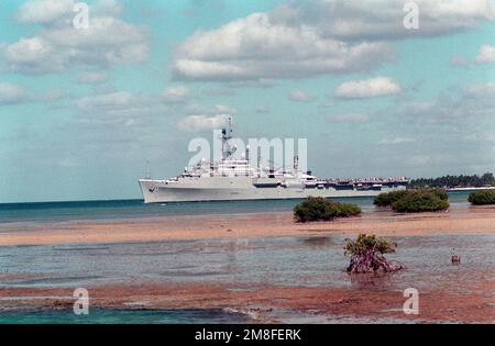 Una vista del faro della terza nave ammiraglia della flotta USS CORONADO (AGF-11) con partenza da Pearl Harbor attraverso il canale. Stato: Hawaii(HI) Paese: Stati Uniti d'America (USA) Foto Stock