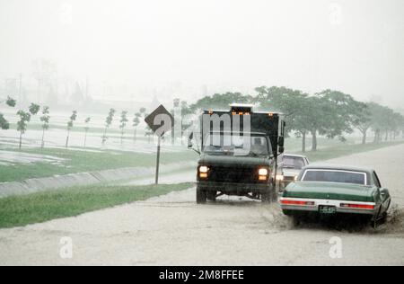 I veicoli guidano lungo una strada allagata mentre le forti piogge inondano la base dopo l'eruzione del Monte Pinatubo. Base: Clark Air base Stato: Luzon Paese: Philippines(PHL) Foto Stock