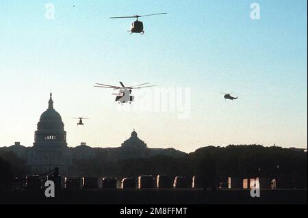 Un aviatore guida un elicottero CH-46 Sea Knight, un elicottero SH-3 Sea King e altri elicotteri verso una zona di atterraggio sul Mall. L'attrezzatura farà parte di un'esposizione statica di aerei e armature esposti durante la celebrazione della vittoria nazionale che si terrà in onore della liberazione delle forze alleate del Kuwait durante l'operazione Desert Storm. Subject Operation/Series: DESERT STORM base: Washington Stato: District of Columbia (DC) Paese: Stati Uniti d'America (USA) Foto Stock