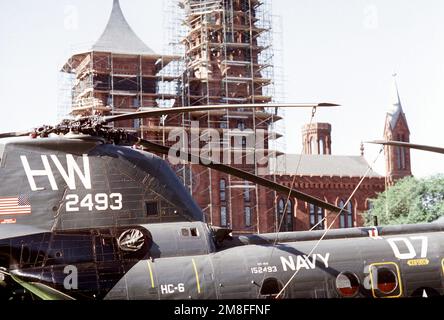 Un elicottero di supporto combattimento Squadron 6 (HC-6) UH-46D Sea Knight Helicopter si trova sul Mall vicino al Smithsonian Institute. L'elicottero farà parte di un'esposizione statica di aerei e armature durante la celebrazione della vittoria nazionale, un evento che si terrà in onore della liberazione del Kuwait da parte delle forze alleate durante l'operazione Desert Storm. Subject Operation/Series: DESERT STORM base: Washington Stato: District of Columbia (DC) Paese: Stati Uniti d'America (USA) Foto Stock