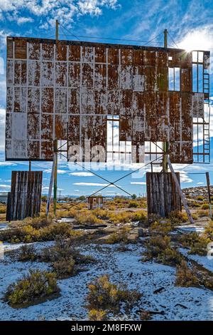 Le tavole cadono dallo schermo di legno di un drive abbandonato nel cinema Foto Stock