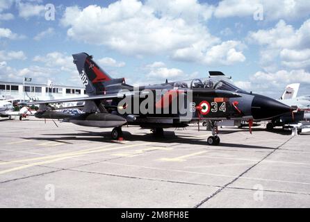 Un aereo italiano Tornado è in mostra al Paris Air Show 1991. Base: Paris Nazione: France(fra) Foto Stock