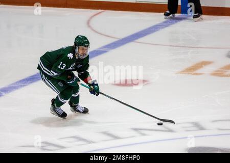 13 gennaio 2023: Mercyhurst Lakers in avanti Paul Maust (13) pattina con il puck nel terzo periodo contro le Tigri RIT. Il Rochester Institute of Technology Tigers ha ospitato i Mercyhurst University Lakers in una conferenza atlantica della NCAA Division 1 al gene Polisseni Center di Rochester, New York. (Jonathan Tenca/CSM) credito: CAL Sport Media/Alamy Live News Foto Stock