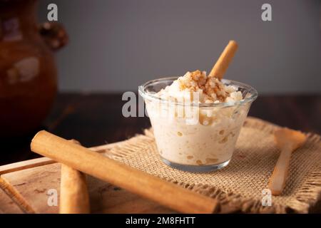 Budino di riso. Piatto dolce fatto cucinando riso nel latte e nello zucchero, alcune ricette includono cannella, vaniglia o altri ingredienti, è un esser molto facile Foto Stock