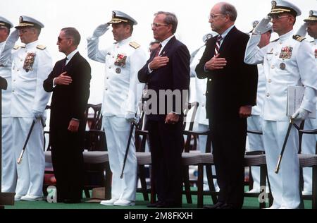 Ufficiali e ospiti onorano la bandiera durante la cerimonia di messa in servizio del cacciatorpediniere missilistico guidato USS ARLEIGH BURKE (DDG-51). Essi comprendono, da sinistra a destra: ADM. Leon A. Edney, comandante in capo, Stati Uniti Atlantic Fleet/Comandante supremo alleato, Atlantic; H. Ross Perot, presidente della fondazione della commissione onoraria; ADM. David E. Jeremiah, vice presidente, capi DI STATO MAGGIORE; H. Lawrence Garrett III, segretario della Marina; Richard B. Cheney, segretario della difesa e CMDR. John G. Morgan Jr., comandante del BURKE. Base: Norfolk Stato: Virginia (VA) Paese: Stati Uniti d'America Foto Stock